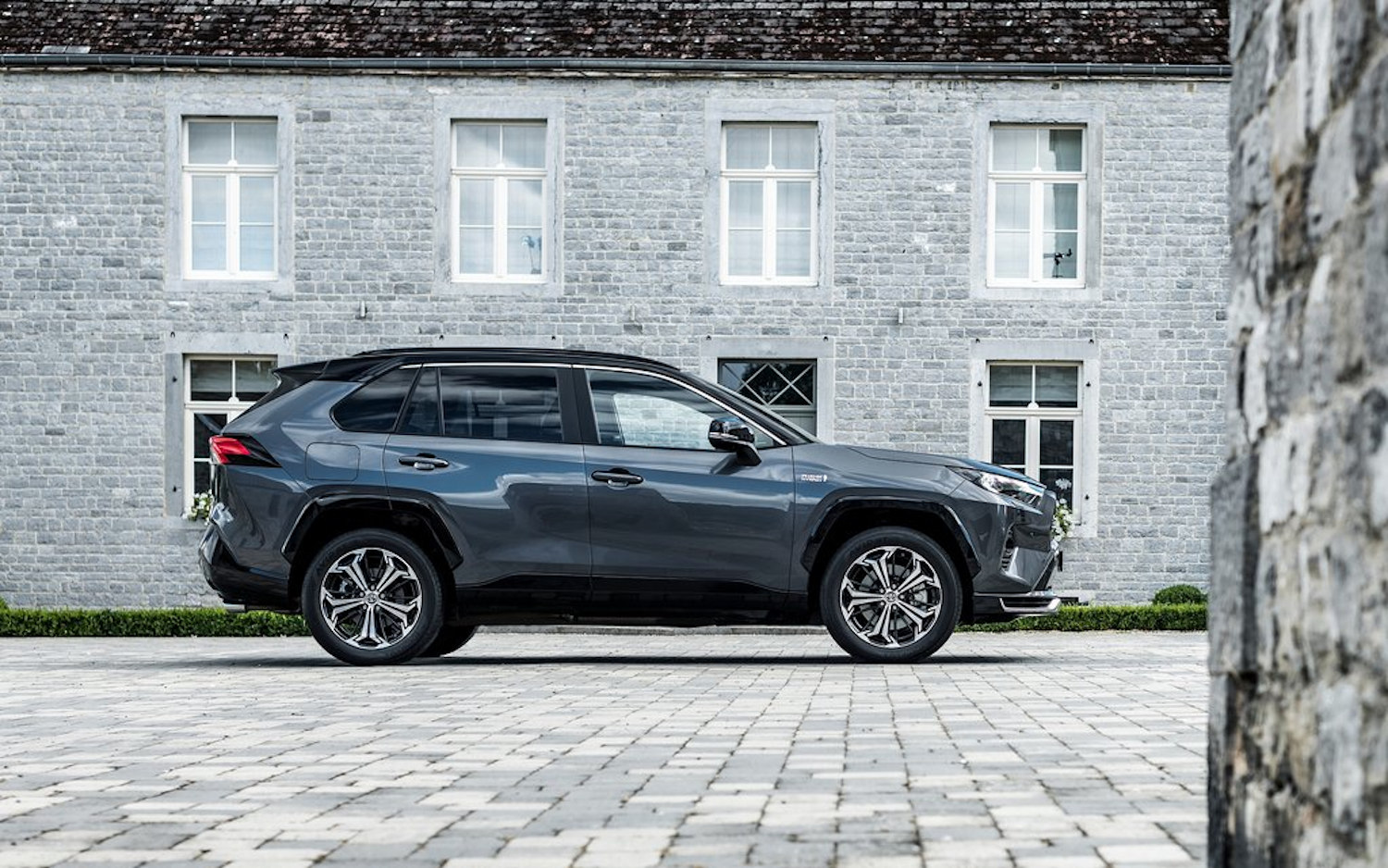 Comparison - Toyota RAV4 Plug-in Hybrid 2021 - vs - Volvo XC40 T5 2019 ...